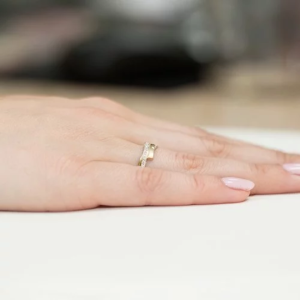 Pierścionek z Brylantami 0,02ct z żółtego złota próby 585. W-0196